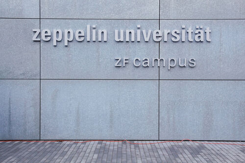 Schriftzug an der Außenwand des ZF Campus