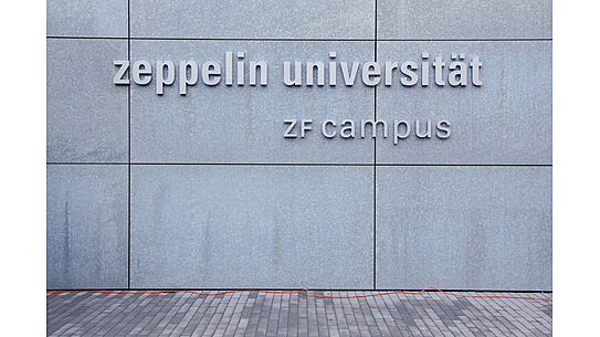 Schriftzug an der Außenwand des ZF Campus 