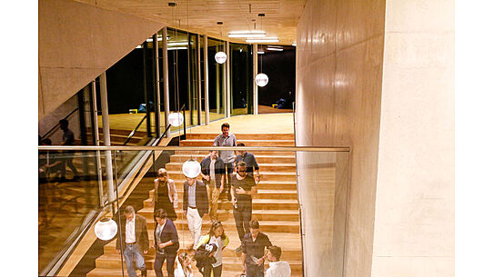 Menschen auf dem Weg in die Mensa 