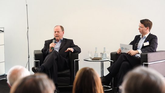 Steinbrück beim Club of International Politics an der ZU
