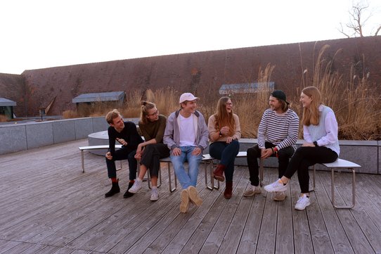 Studierendengruppe auf der Dachterrasse