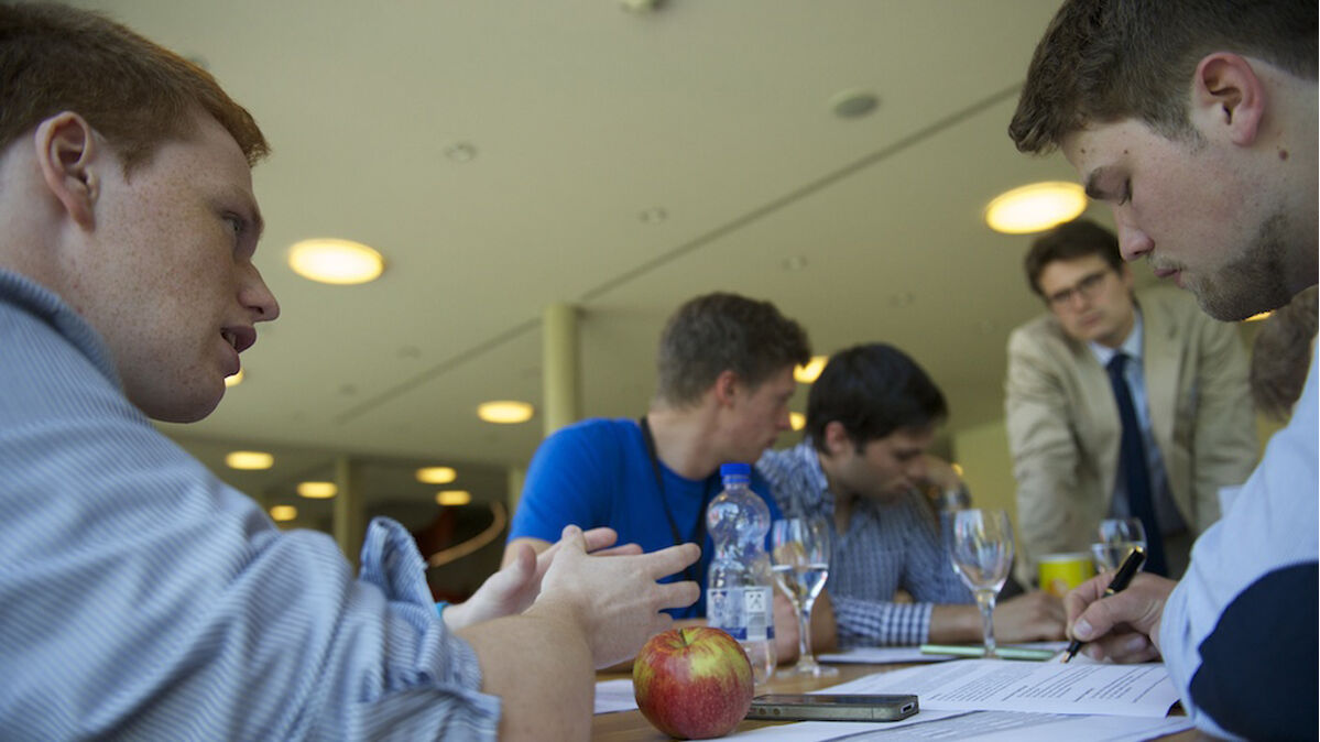 Bearbeitung der Aufgaben des Fallgebers in kleinen Gruppen