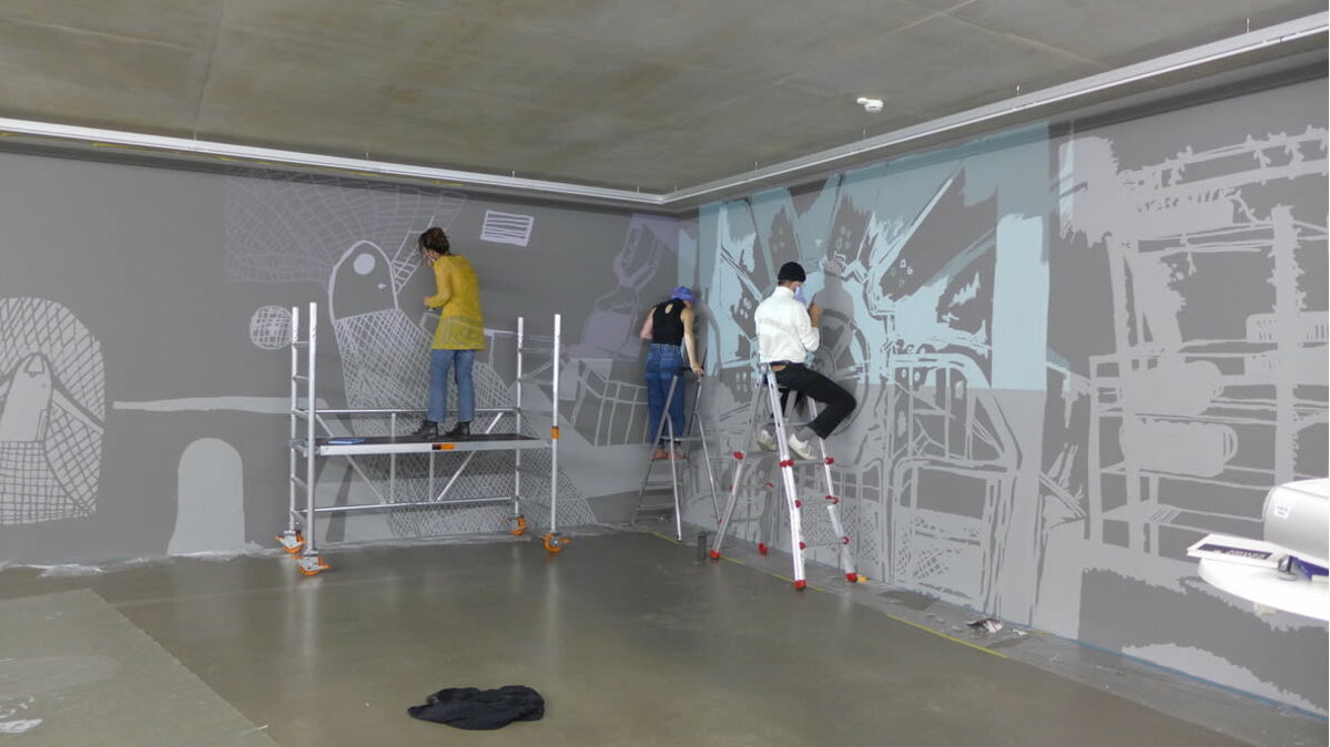 Studierende bei der Ausführung der Wandmalerei von Kateřina Šedá für die Ausstellung „Apokalypse und Weltrettung“ im November 2020, Foto: ZU, Karen van den Berg