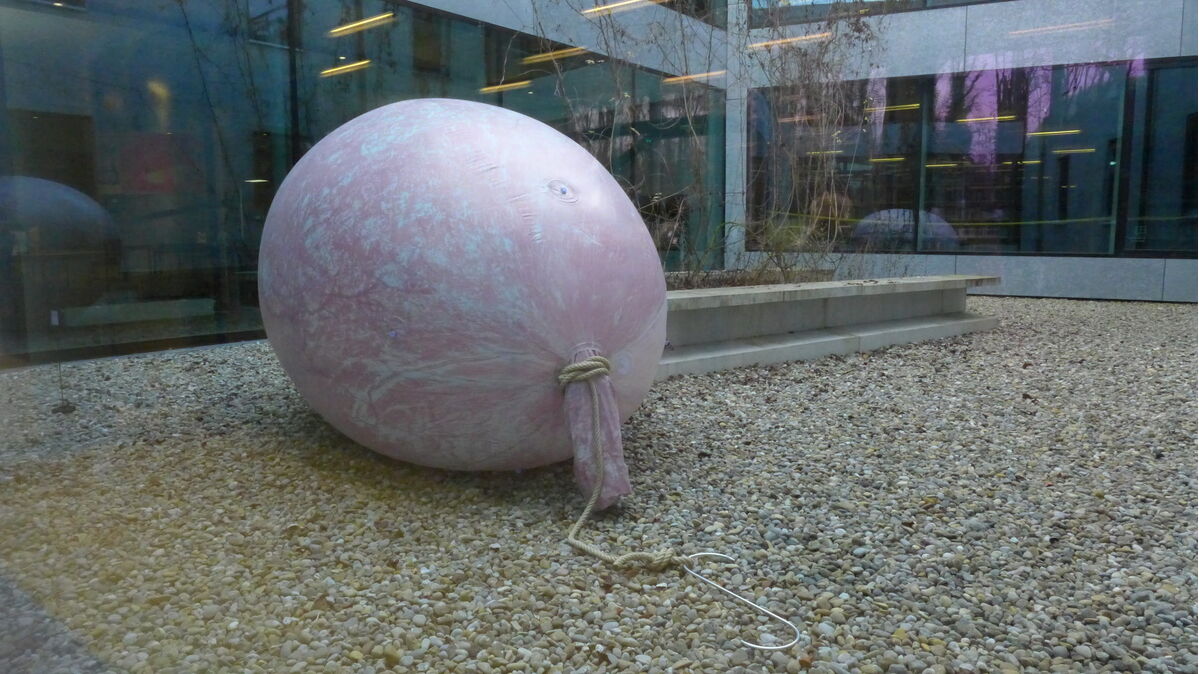 Studentisches Kuratieren – Skulptur „Narro, Narro“ von Sebastian Lehner im Rahmen der Ausstellung Silent Apocalypse 2020, Foto: ZU, Karen van den Berg