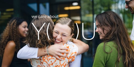 Studenten mit Slogan zu „We care about you“ | Foto: ZU, Ilja Mess