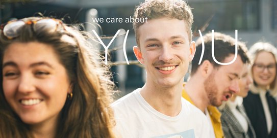 Studenten mit Slogan zu „We care about you“ | Foto: ZU, Ilja Mess