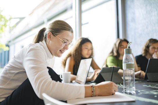 Studentin in der Vorlesung | Foto: ZU, Ilja Mess