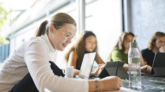 Studentin in der Vorlesung | Foto: ZU, Ilja Mess