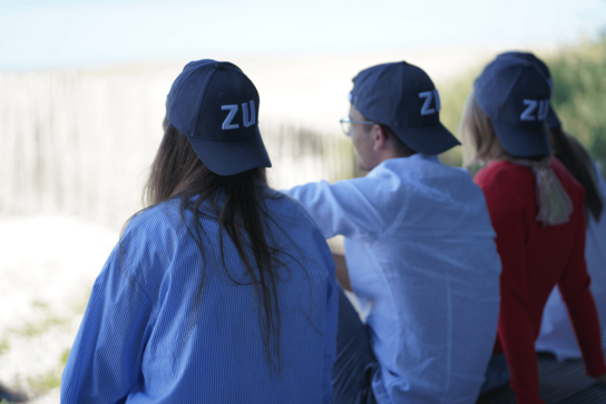 Studierende am See | Foto: ZU, Elena Francomano