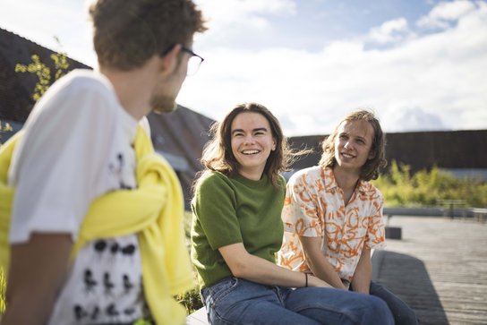 Studierende genießen die Pause auf der Dachterrasse | Foto: ZU, Ilja Mess