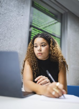 Studentin bei der Vorlesungsnachbereitung | Foto: ZU, Ilja Mess