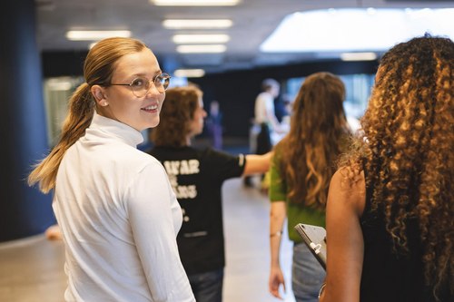Studentinnen im Uni-Gebäude | Foto: ZU, Ilja Mess