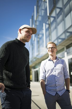 Studierende vor dem SMH-Gebäude | Foto: ZU, Ilja Mess