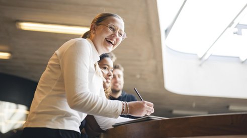 Studierende im Treppenhaus | Foto: ZU, Ilja Mess