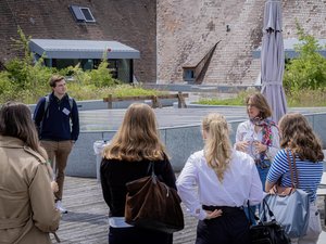 Studierende auf der Dachterrasse | Foto: ZU, Anna Weber