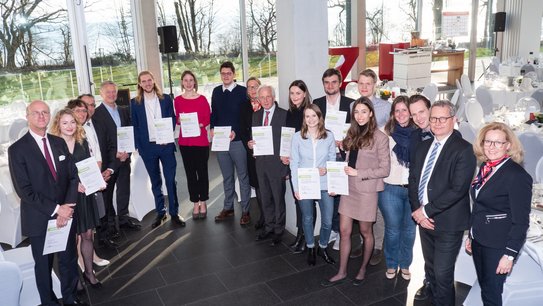 Kreis der Stipendiaten und Förderer des Deutschlandsstipendiums 2019 an der ZU