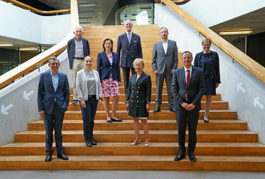 Dr Stefan Schmittmann, Dr Bernd Sträter, Dr Karoline Bader, Anna-Sophia von Riedesel, Joachim Graf von Arnim, Beate Beck-Deharde, Albert Graf, Prof Dr Klaus Mühlhahn, Edith Weymayr (von links). Nicht auf dem Bild: Prof Willi Berchtold, Dr Stefan Hofmann, Dr Isabella Rinklin, Alexander Schwörer, Udo J. Vetter