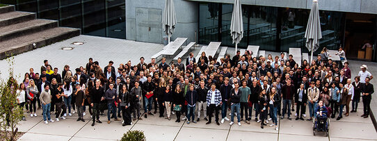 Semesterstart: Erstsemester und Gaststudierende der ZU mit Präsidentin Insa Sjurts (4. v. r.) und dem studentischen Vizepräsidenten Said Djamil Werner (r.).