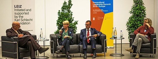 Diskussion über Kooperationspotenziale in Europa (v. l. n. r.): LEIZ-Direktor Professor Dr. Josef Wieland, Marie-Isabelle Heiss von Volt, Andreas Schell von Rolls-Royce Power Systems und die Bloggerin und Politologin Dr. Hannah White. (Bild: LEIZ/Valentin Kremer)