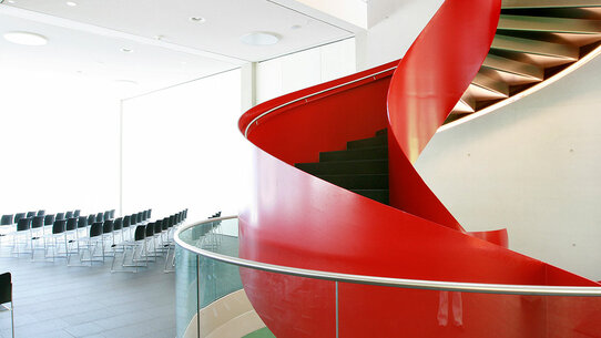 Das Foyer der Uni mit der markanten Wendeltreppe.