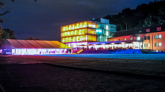 SeeCampus bunt angestrahlt während einer Veranstaltung 