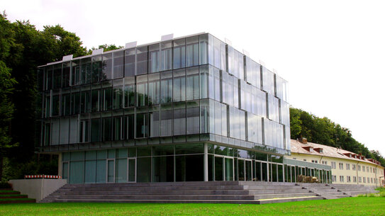 Der ZU-Strandcampus mit dem Neubau, der im Jahr 2008 eingeweiht wurde.