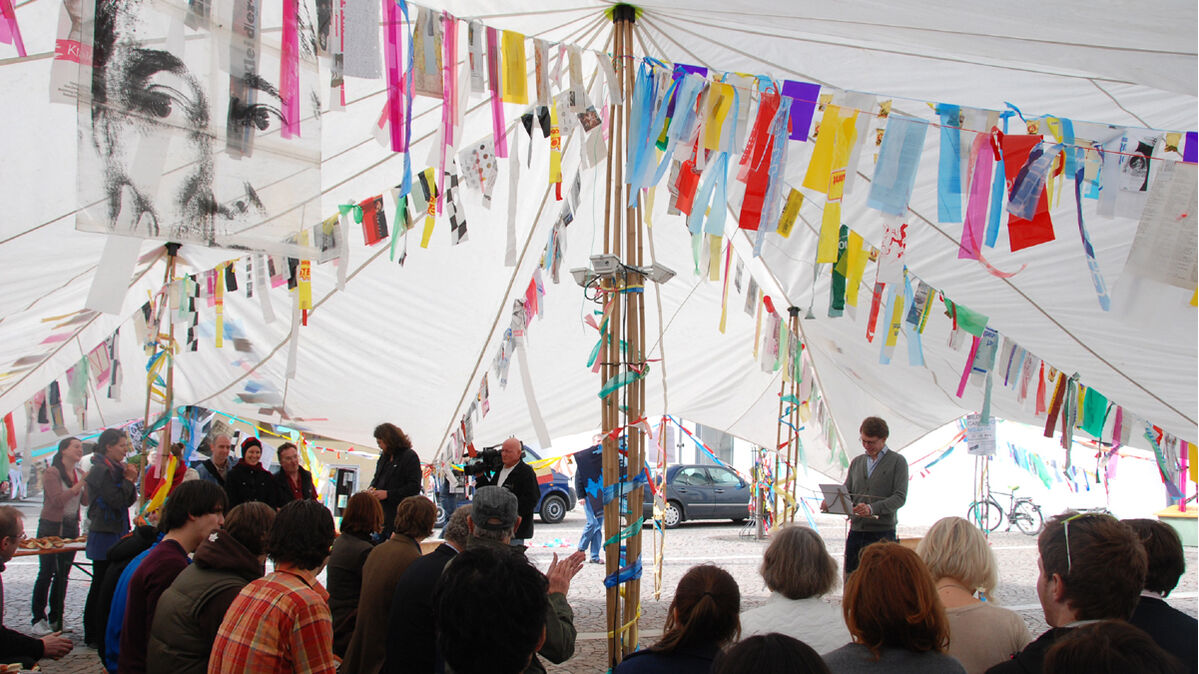 Thom Barth (D) mit Studierenden, Bildungscamp, 2010