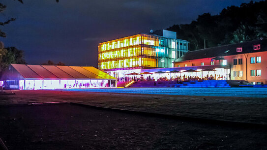 Bunt angeleuchteter SeeCampus der Zeppelin Universität während einer Veranstaltung | Foto: ZU, Florian Gehm