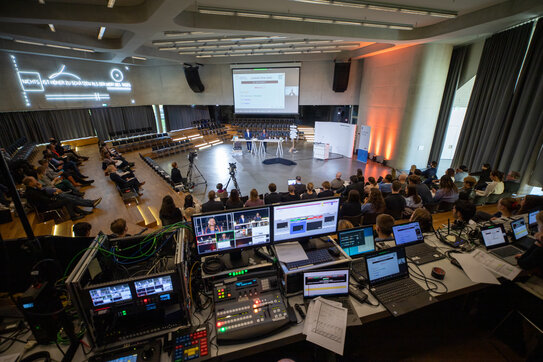 Picture ZU I Nicolas Bühringer: The TLS was organized for the first time as a hybrid and decentralized event with local events in Germany (Zeppelin University & HFU Business School), Poland (University of Lodz) and South Africa (University of Pretoria).  