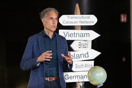 Picture ZU I Nicolas Bühringer: Prof. Dr. Jörg Metelmann, Associate professor of Culture and Media Studies at the University of St. Gallen, during his interview on leadership and imagineering