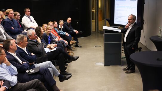 Bürgermeister Blümcke während einer Präsentation 