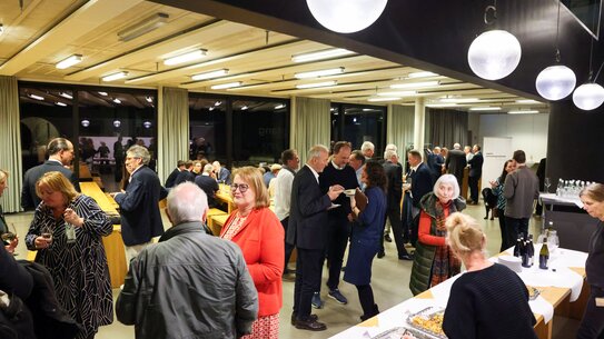 Mitglieder der Zeppelin Universitätsgesellschaft in der Mensa des ZF Campus