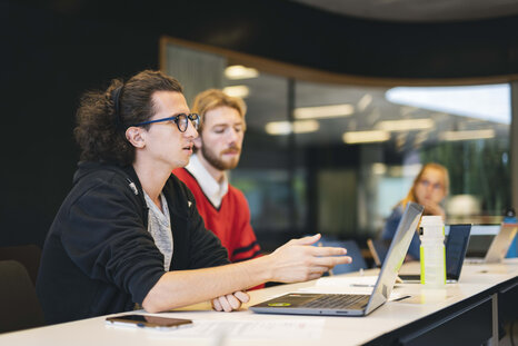 Studierende während eines Seminars | Foto: ZU, Ilja Mess