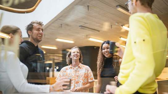 Studierende während eines Gesprächs | Foto: ZU, Ilja_mess
