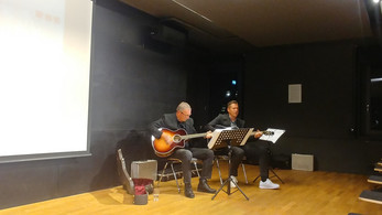 Musikalische interdisziplinäre Konzert-Vortrag-Veranstaltung von Mark Schlick zu "Creative Public Management"