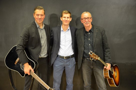 "Father & Son", das Duo von und mit Mark Schlick, beim Unplugged-Konzert mit Vortrag an der ZU zusammen Professor Papenfuß