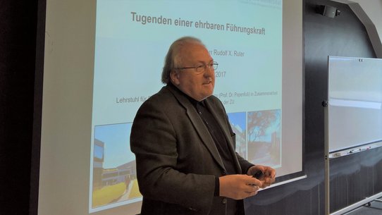 Public Corporate Governance - Experte Rudolf X. Ruter beim Gastvortrag an der ZU