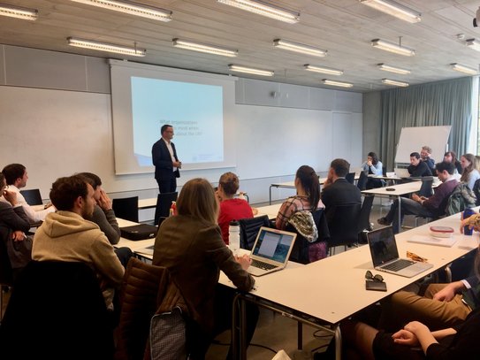 Michael Rosetz (UN, Genf) beim Gastvortrag an der ZU