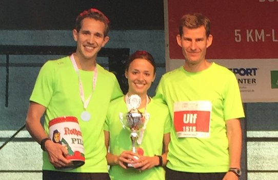 Das Lehrstuhlteam um Prof. Papenfuß bei der Ehrung für den 2. Platz