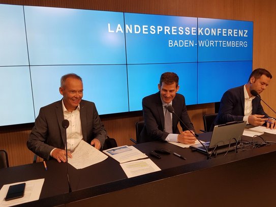 LfDI Dr. Brink und Prof. Dr. Ulf Papenfuß bei der Vorstellung der Studie auf der Landespressekonferenz im Landtag in Stuttgart (Bild: LfDI Baden-Württemberg)