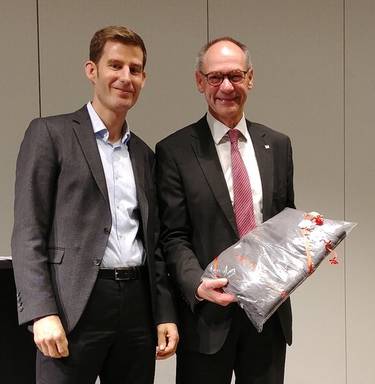 Professor Ulf Papenfuß dankt Landrat Lothar Wölfle für den Gastvortrag an der ZU